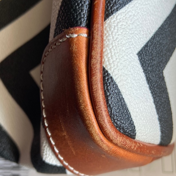 Dooney & Bourke Satchel Cross Body Black & White Chevron Zigzag Stripe Bag - Picture 8 of 9